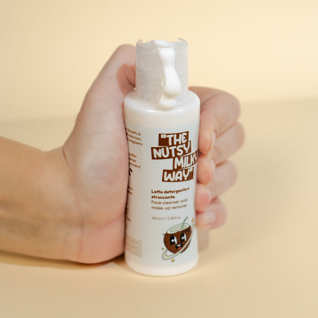 Latte detergente e struccante